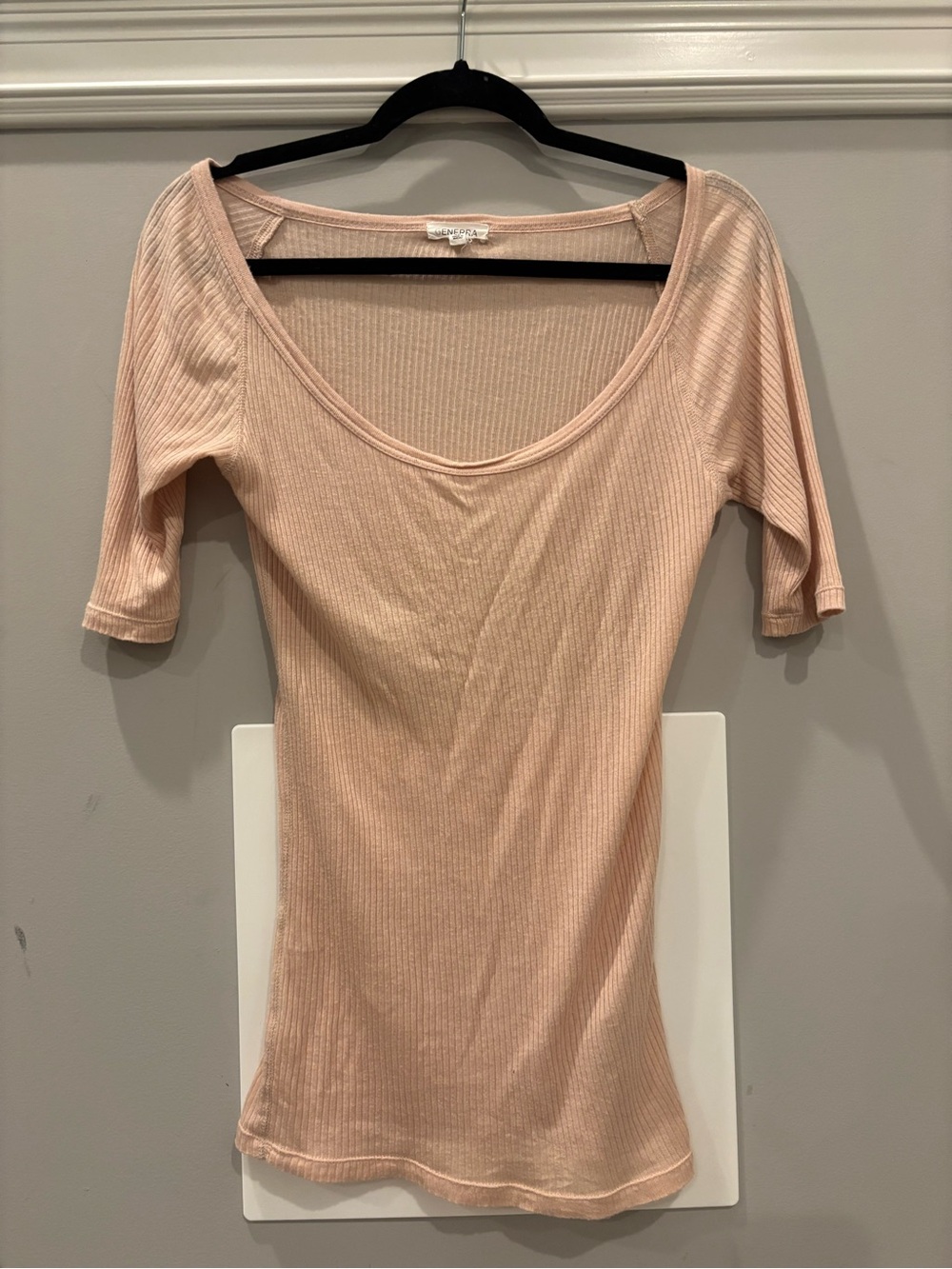 GENERRA Ribbed Scoop Neck Short Sleeve Top in Light Peach